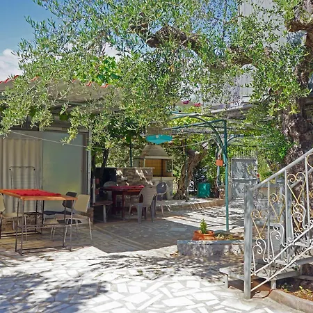 Veni Olive House Holiday home *
